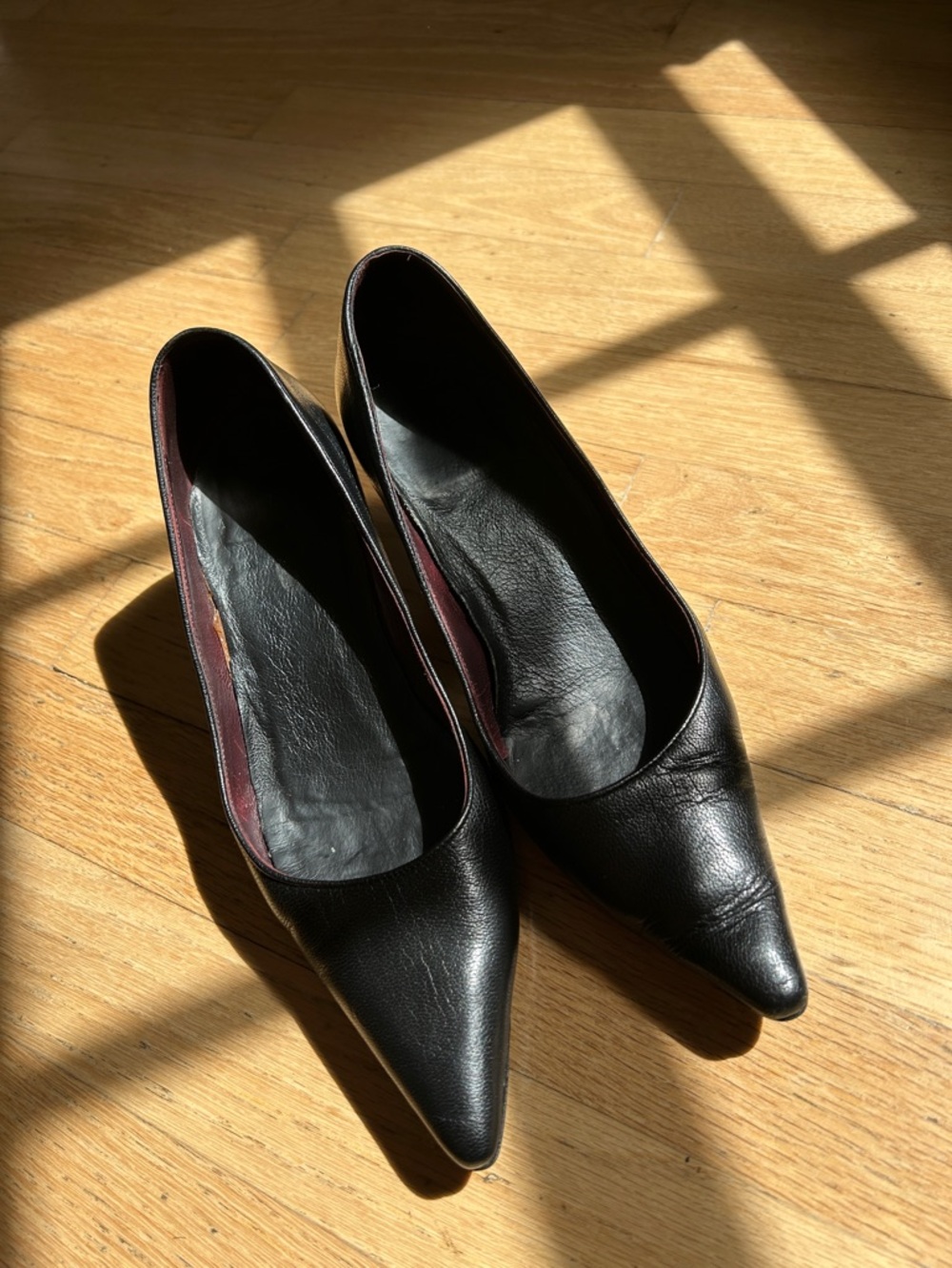 Gucci Black Pointed-Toe Leather 5.5 kitten heel